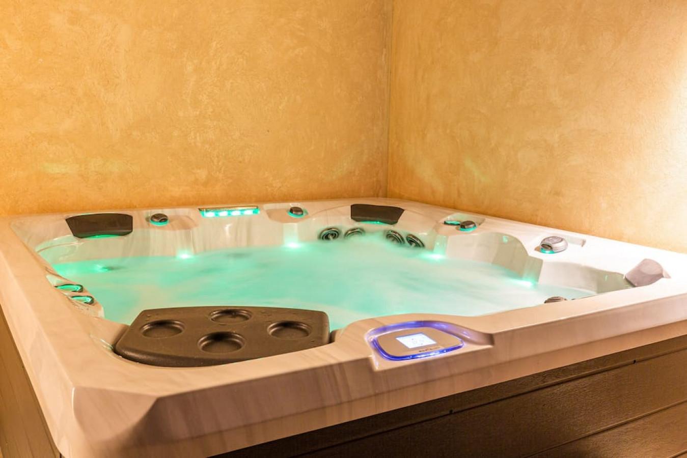 VILLA 103 - Luxury Getaway - Private Jacuzzi 2
