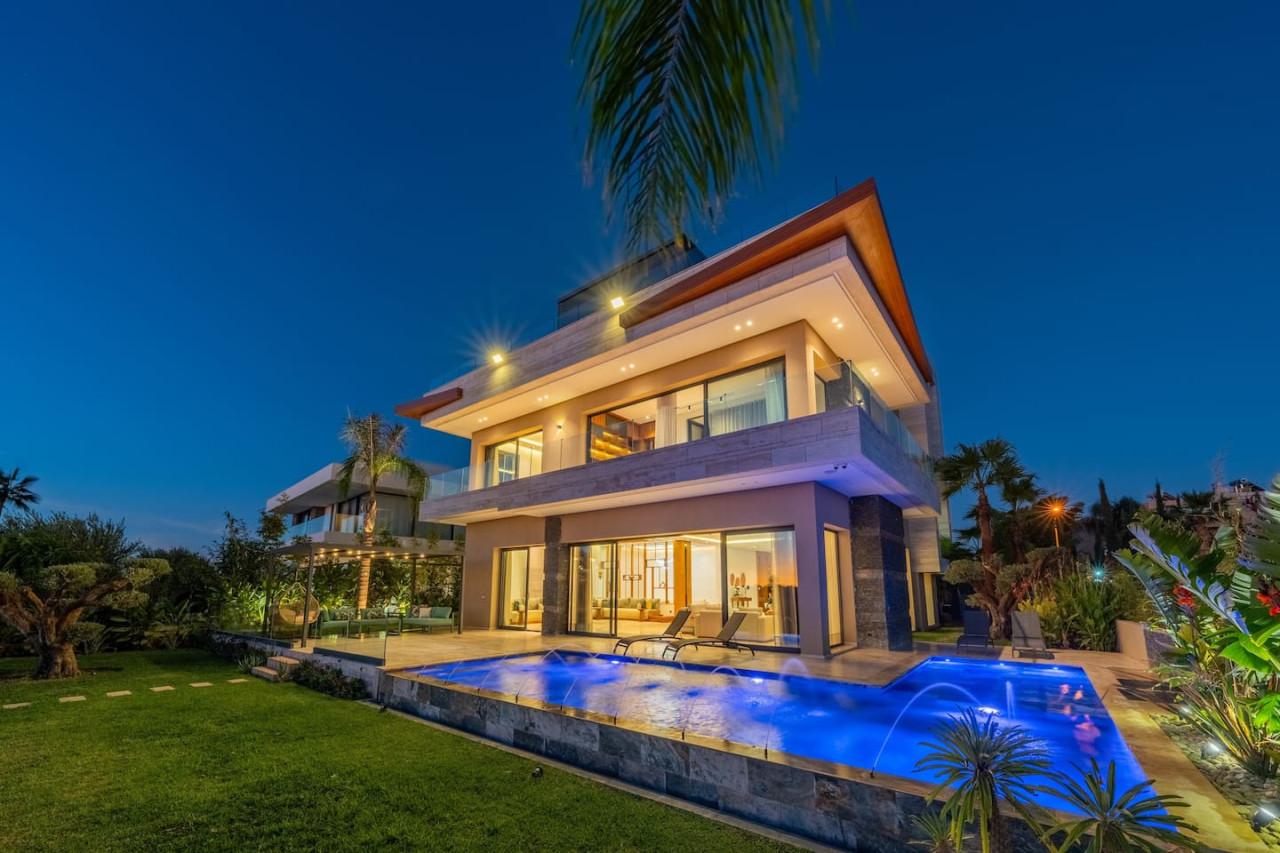 Villa Talia – Luxury Stay with Stunning Golf & Lake View