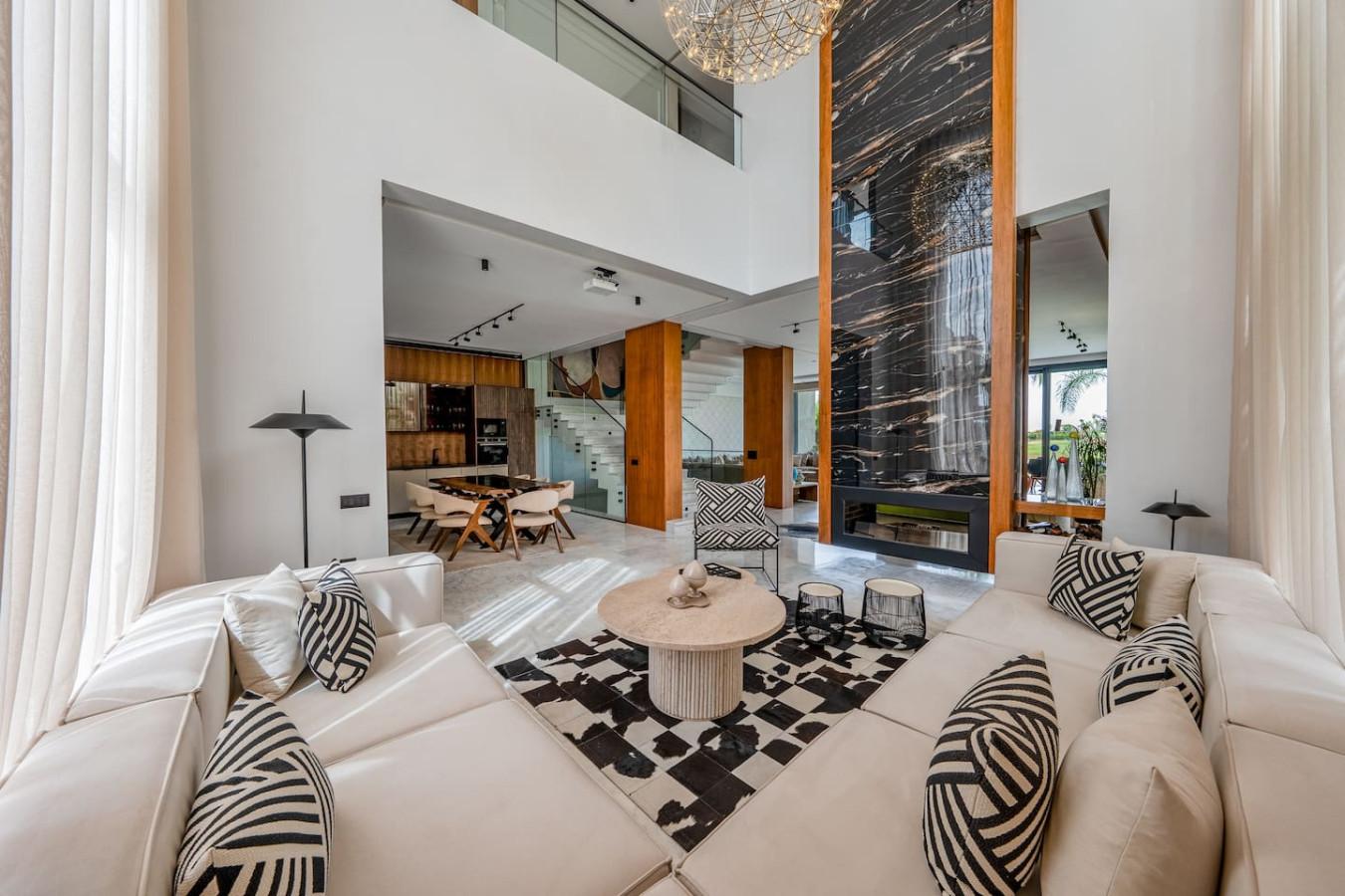 Villa Kniza – Luxury Stay, Courtyard, Pool & View 5